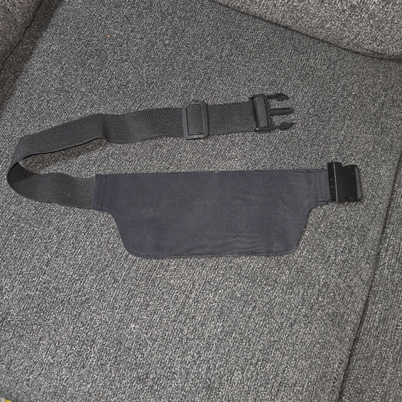 Peloton belt bag for phone and keys Super spacious In excellent condition - Picture 2 of 4